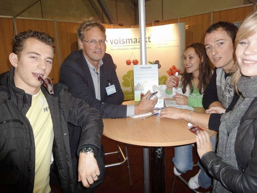 Betekenis geven. Foto van groep mensen die samen de betekenis van narratieve en warme onderzoekt
